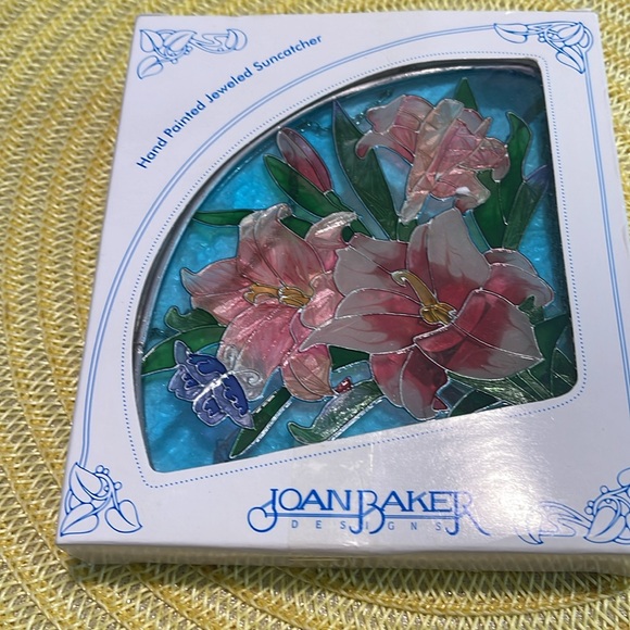 JOAN BAKER DESIGNED STAINED GLASS PINK LILIES HANDPAINTED JEWELED SUNCATCHER - Picture 12 of 12